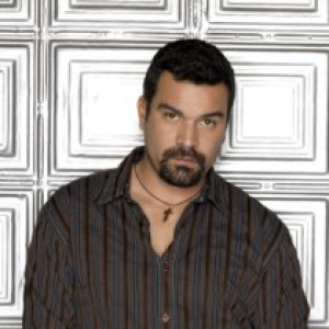 Актер Рикардо Чавира исполняет роль Карлос Солис